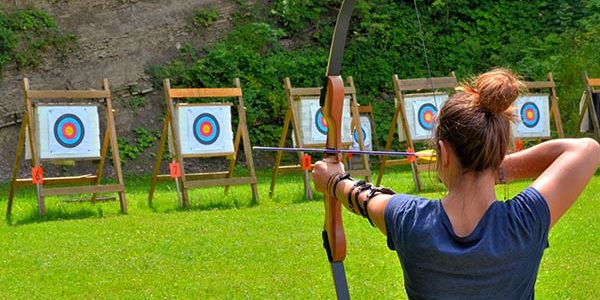 Bogenschützin Zielt mit gespanntem Bogen