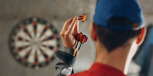 Darts-Spieler zielt auf Dartsscheibe