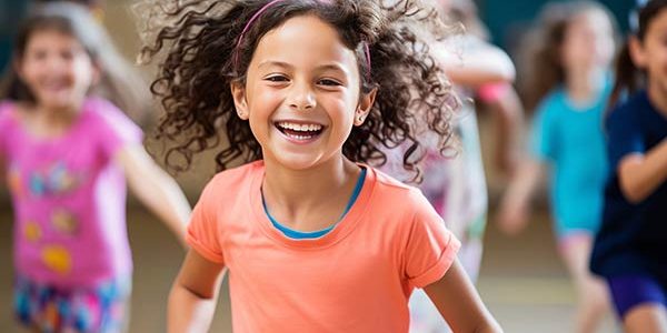 Fröhliche Kinder turnen